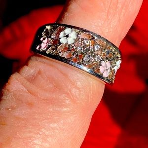 Beautiful little band ring. Size 5.5 to 6